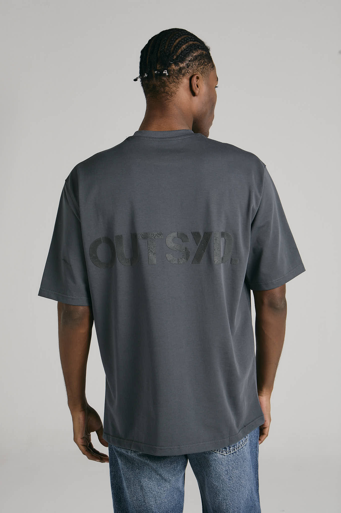 OUTSYD STREET SIGNATURE TEE